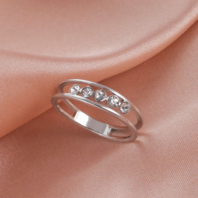 Skyrim 2024 Trendy Clear Zircon Ring for Women Stainless Steel Korean Style Finger Ring Wedding Party Jewelry Gift Wholesale