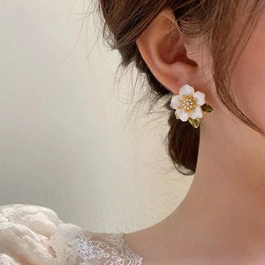 925 Silver Needle Asymmetric Gardenia Flower Earrings For Women Fashion Jewelry 2024 Trendy Luxury Pearl Women's Stud Earrings