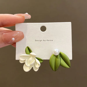 925 Silver Needle Asymmetric Gardenia Flower Earrings For Women Fashion Jewelry 2024 Trendy Luxury Pearl Women's Stud Earrings