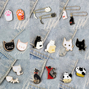 2PCS/Set Couple Friend Cats Brooch Set Cute Black And White Kitten Enamel Pins Cartoon Cat Claw Fishbone Badge Bag Lapel Jewelry