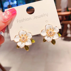 925 Silver Needle Asymmetric Gardenia Flower Earrings For Women Fashion Jewelry 2024 Trendy Luxury Pearl Women's Stud Earrings