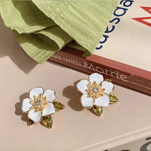 925 Silver Needle Asymmetric Gardenia Flower Earrings For Women Fashion Jewelry 2024 Trendy Luxury Pearl Women's Stud Earrings